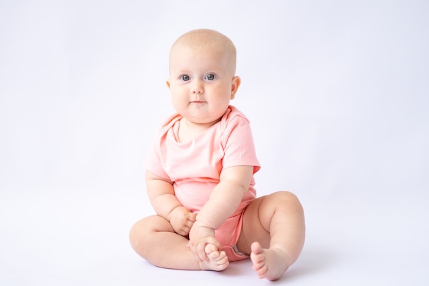 Ein gesundes fröhliches Baby auf weißem Hintergrund das Kind schaut in die Kamera der Isolator