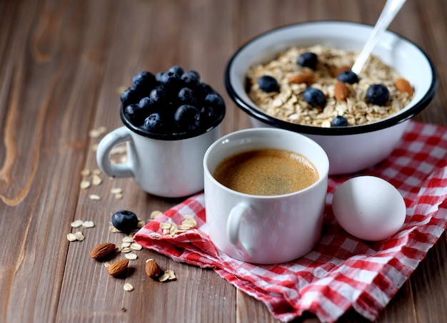 Ein gesundes Frühstück ist ein guter Start in einen neuen Tag Haferbrei, Kaffeebeeren und Nüsse auf einem Holztisch