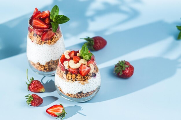 Ein gesundes Frühstück mit Müsli und Erdbeeren