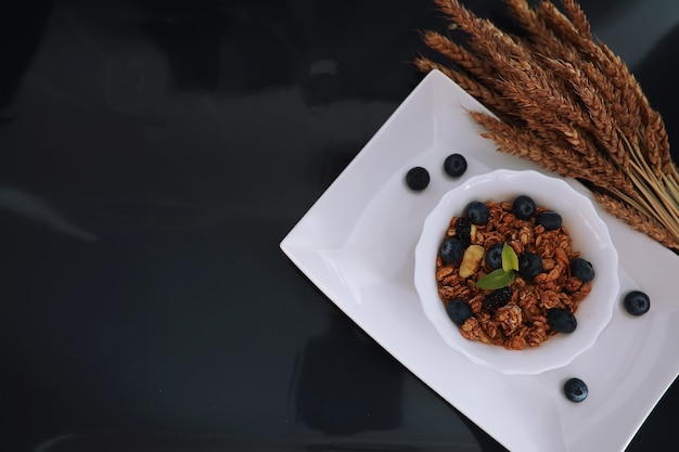 Ein gesundes Frühstücksflocken mit Milch und Früchten Hafer und Cornflakes mit Schokolade und Joghurt