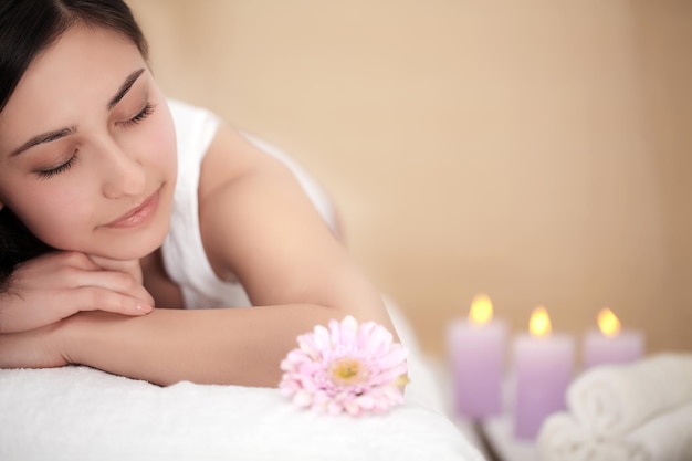 Ein gesundes Mädchen, das sich auf der Massageliege entspannt