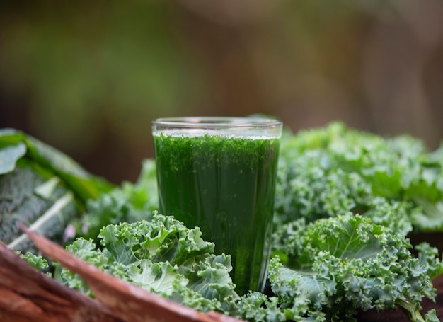 Foto ein gesundes veganes getränk grünkohl smoothie