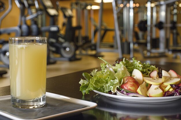 Ein Gesundheits- und Wellness-Setup mit Apfelsaft, einem Salat und Fitnessgeräten