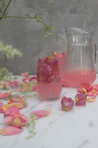 ein Getränk mit Eiswürfeln mit Blumen im Glas