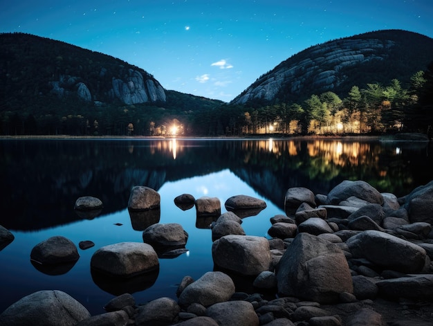 ein Gewässer mit Felsen und Bäumen drumherum