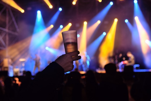 Ein Glas Alkohol bei einem Konzert mit Live-Musik