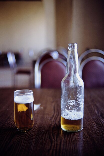 Foto ein glas bier auf dem tisch