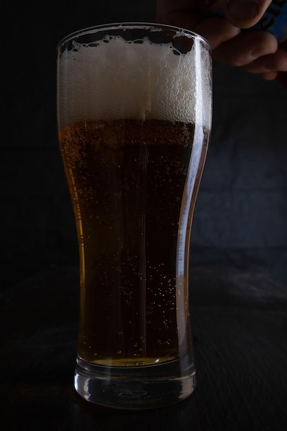 Ein Glas Bier auf dunklem Hintergrund