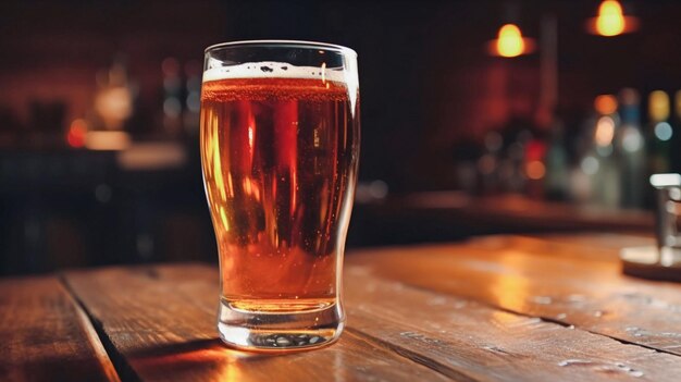 Ein Glas Bier auf einer Bar