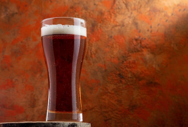 Foto ein glas bier red ale auf betongrund