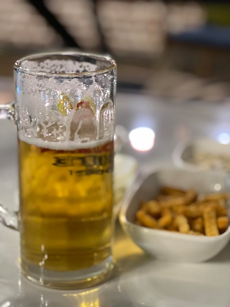 Ein Glas Bier und Snacks auf dem Tisch in einer Kneipe oder einem Restaurant