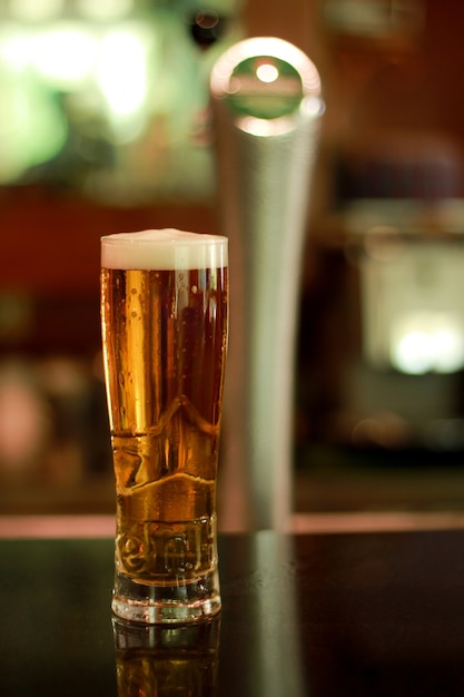 Ein Glas Bierflasche in der Nacht