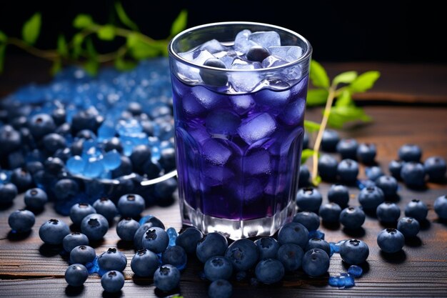 Ein Glas blauer Cocktail mit Eiswürfeln und Blaubeeren
