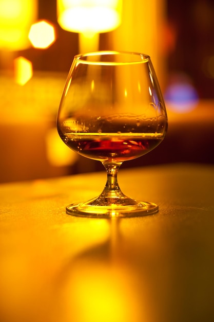 Ein Glas Brandy oder Cognac im warmen Abendlicht