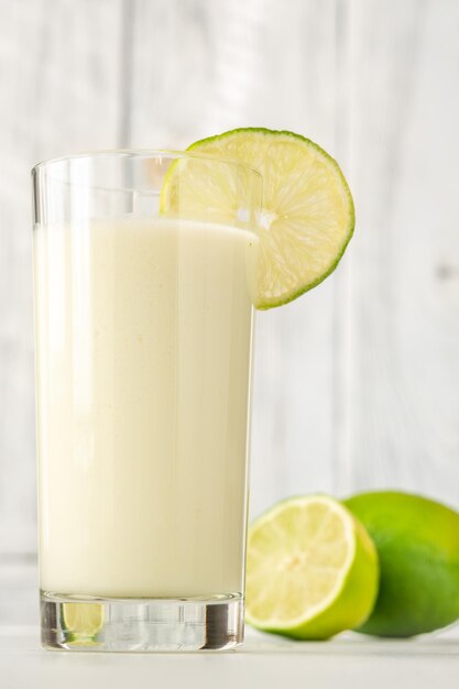 Ein Glas brasilianische Limonade, garniert mit Limettenscheibe