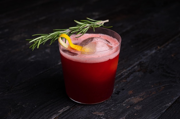 ein Glas Cocktail mit einem Flamingo drauf