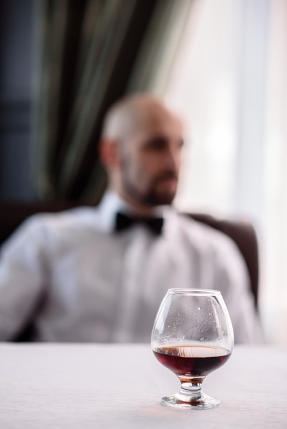 Ein Glas Cognac mit einem Mann