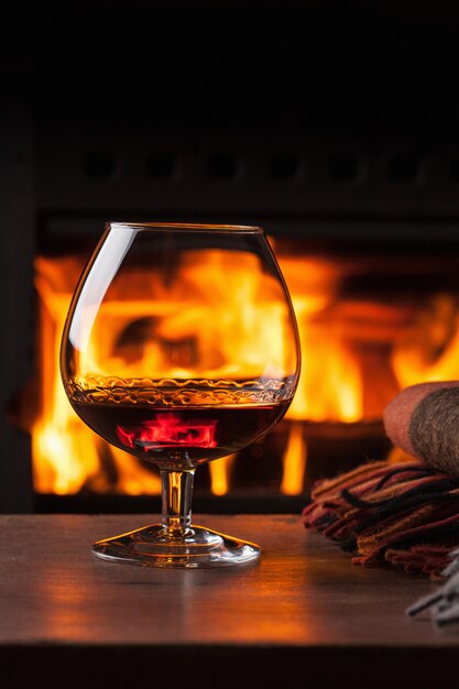 Ein Glas Cognac vor dem Kamin