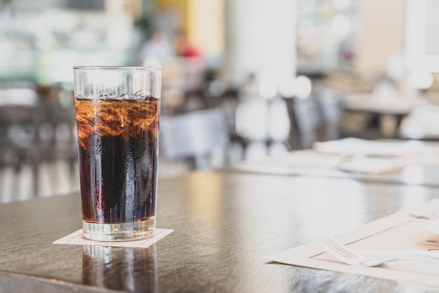 ein Glas Cola im Restaurant