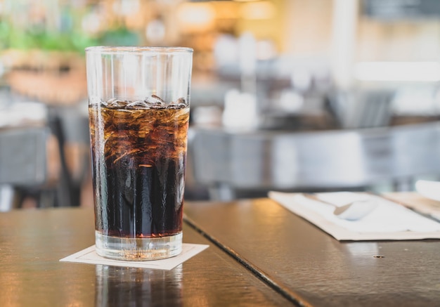 Ein glas cola im restaurant