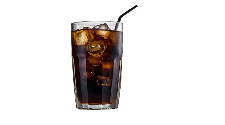 Ein Glas Cola mit Eiswürfeln und einem Strohhalm