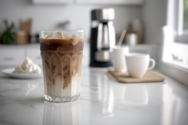 Ein Glas Eiskaffee auf einem sauberen weißen Tisch