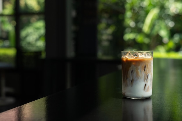 Ein Glas Eiskaffee steht auf einem Tisch in einem Café.