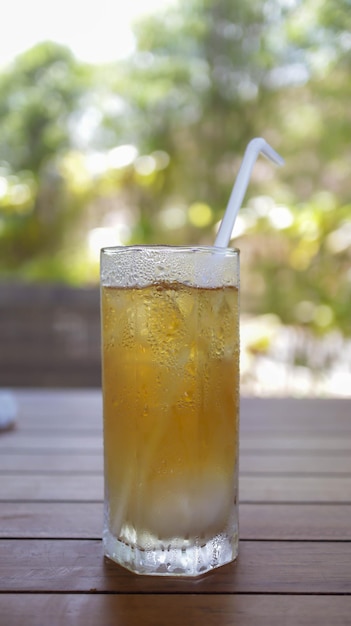 Ein Glas Eistee auf dem Tisch