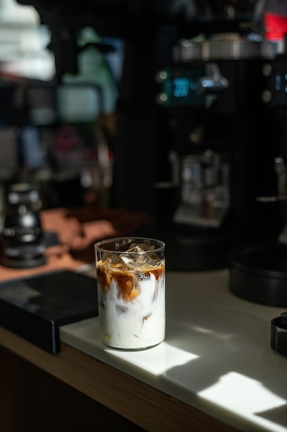 Ein Glas Espresso mit Eis darin
