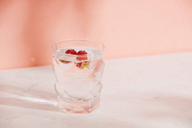 Ein Glas frische Limonade mit Himbeeren