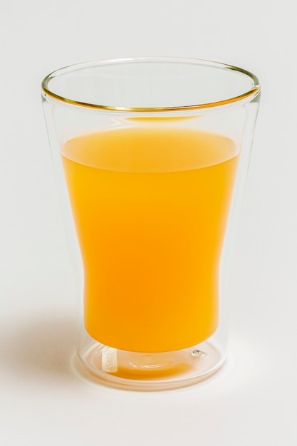 Ein Glas frischer Bio-Orangensaft