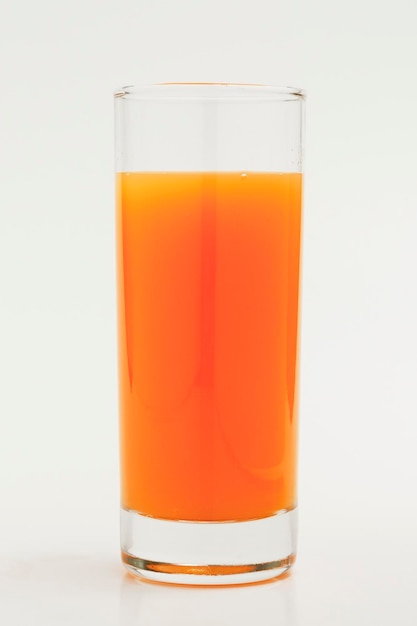 Ein Glas frischer Bio-Orangensaft