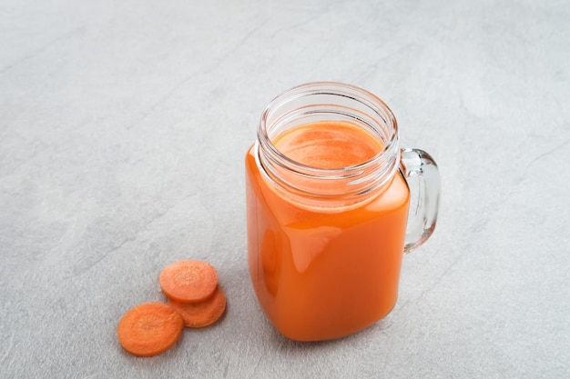 Ein Glas frischer Karottensaft sehr gut für die Gesundheit Gesundes Konzept