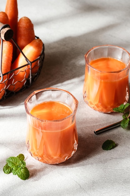 Ein Glas frischer Karottensaft sehr gut für die Gesundheit Verschwommener Hintergrund und selektives Fokusbild