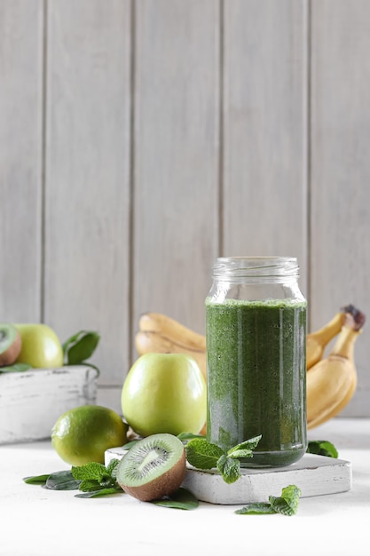 Ein Glas grüner Smoothie mit einer grünen Flüssigkeit darin