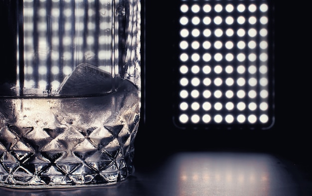Ein Glas harter Alkohol mit Eis auf einer Bartheke Whisky mit Soda in einem Glas