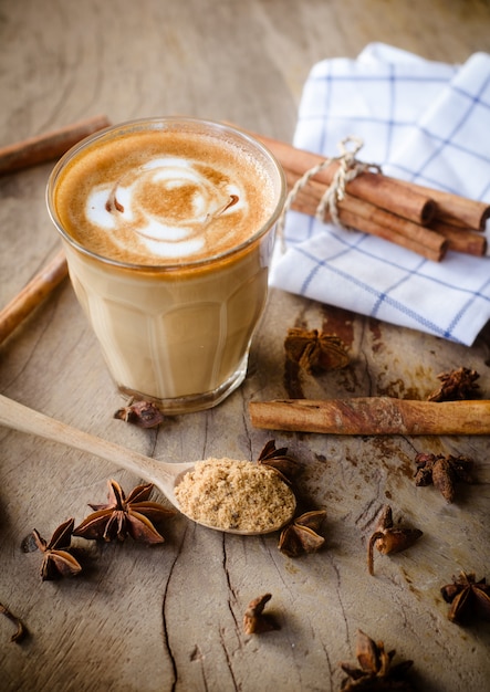 Ein Glas heißer Kaffee auf Holztisch, Weinlesekaffee