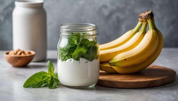 ein Glas Joghurt mit Banane und frischer Minze in der Küche