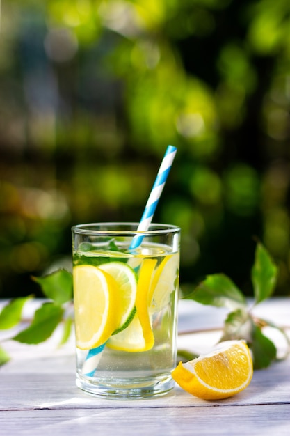 Ein Glas kühle Limonade mit einem Strohhalm ein kühles Getränk an einem sonnigen Sommertag