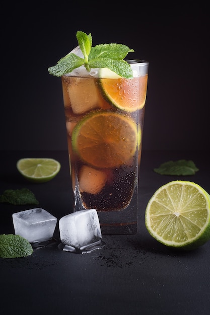 Ein Glas leckeren Limetten-Minz-Cocktail auf dem Tisch. Sommer Eis erfrischendes Getränk. Frischer Mojito-Cocktail.