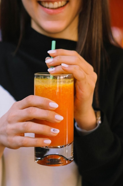 Ein Glas leckeren Orangensaft