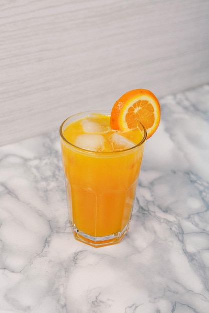 Ein Glas leckeren Orangensaft