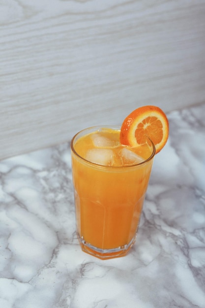 Ein Glas leckeren Orangensaft