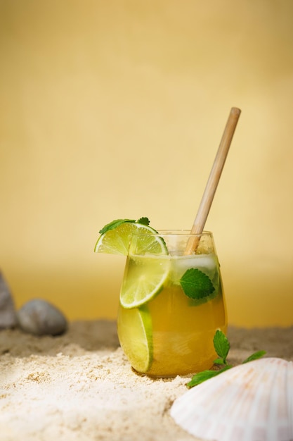 Ein Glas Limonade am Strand