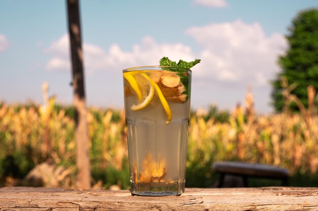Ein Glas Limonade auf einer Holzoberfläche