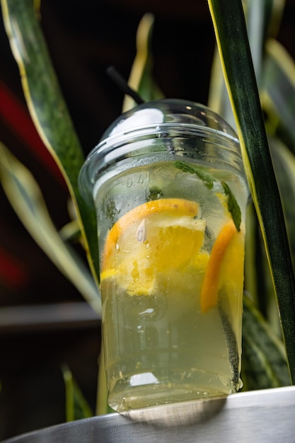 Ein Glas Limonade mit einem grünen Blatt im Hintergrund.