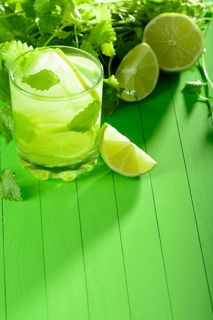 Ein Glas Limonade mit Limette und Minze