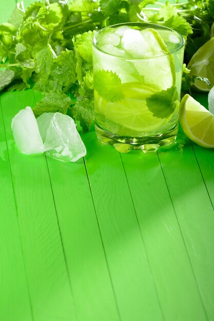 Ein Glas Limonade mit Limette und Minze