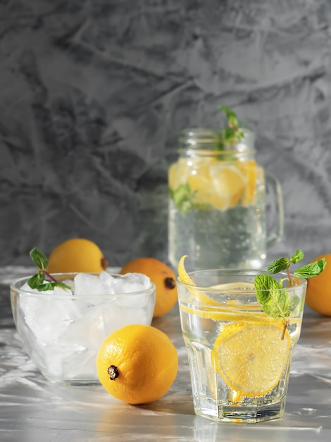 Ein Glas Limonadengetränk mit Zitrone und Minze