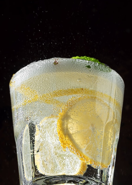 Ein Glas Limonadengetränk mit Zitrone und Minze